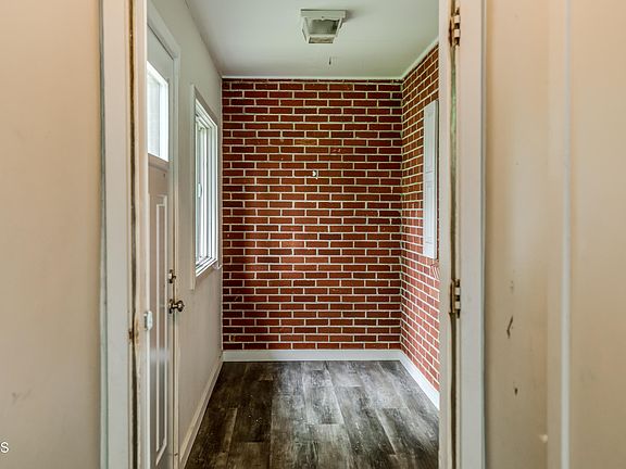 3rd image of 1115 N Washington St