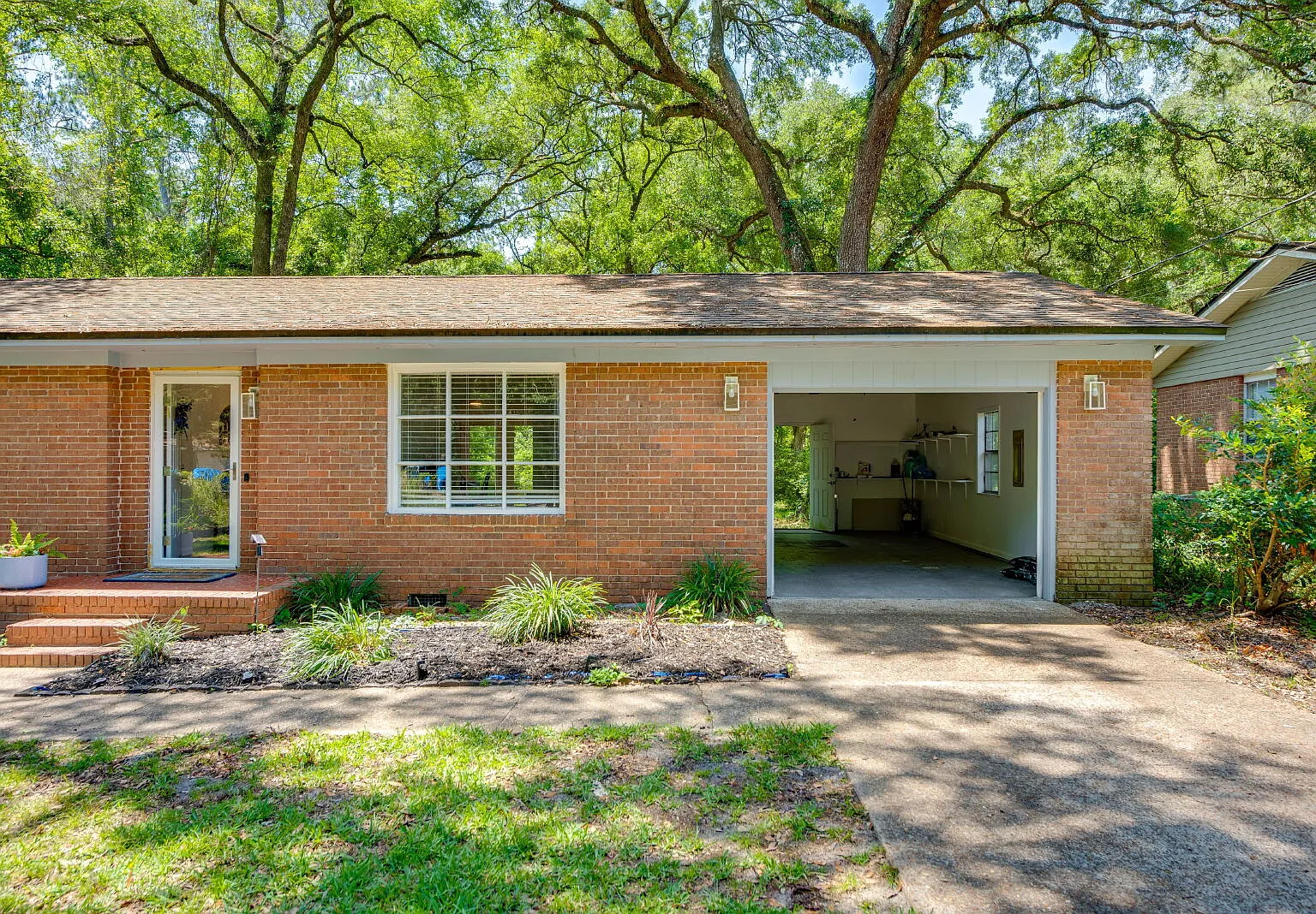3 bed, 2.0 bath, 1288 sqft, $2,300 — Photo 1