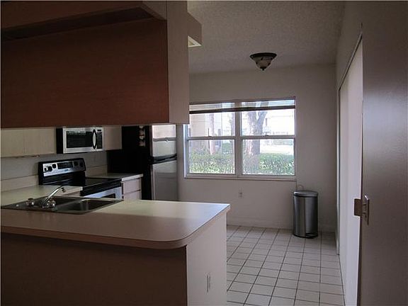 5th image of 32 Danbury Ct APT A