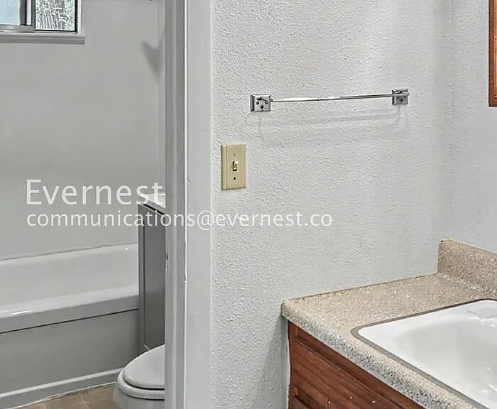 1305 Burton Ct #4 — Photo 18
