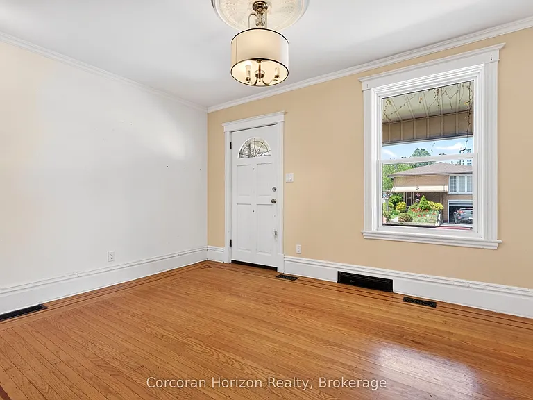 520 John St N — Photo 11