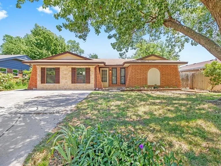 1037 Mobile Cir — Photo 1