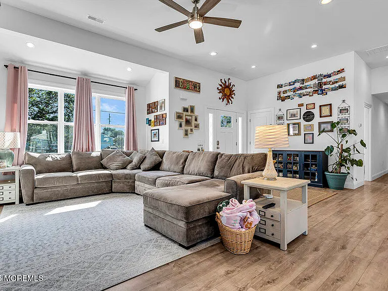 210 Mermaid Dr — Photo 4