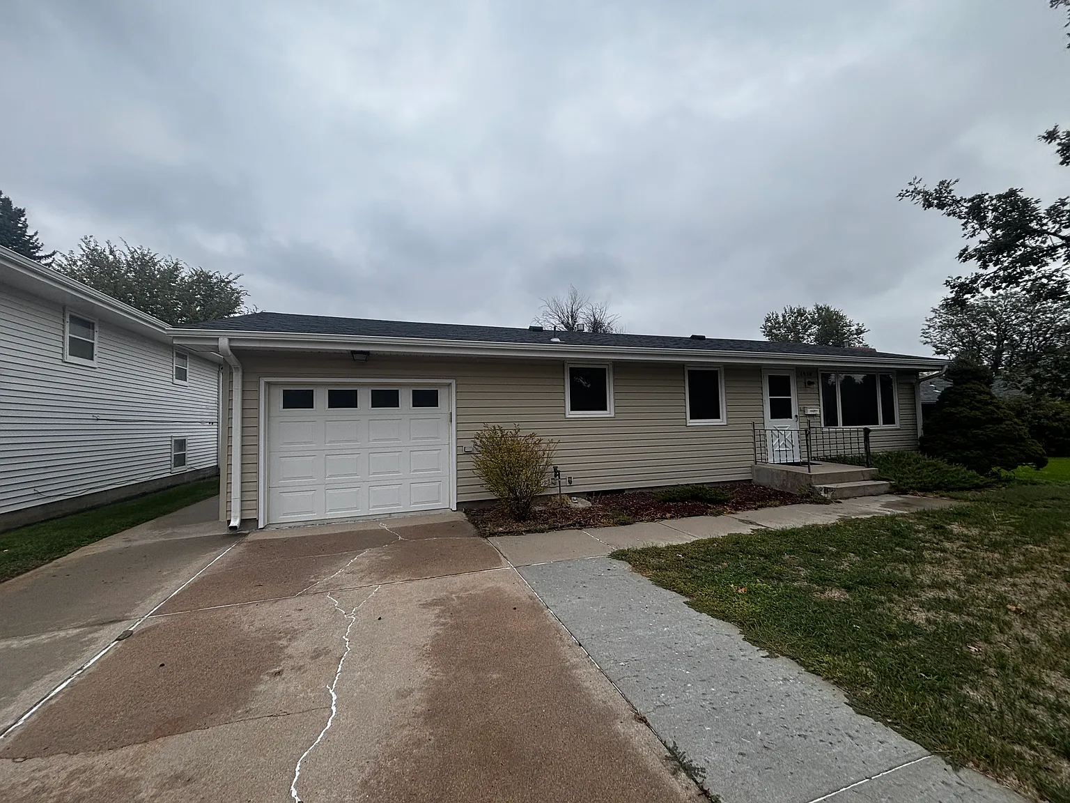 3 bed, 1200 sqft, $1,500 — Photo 1