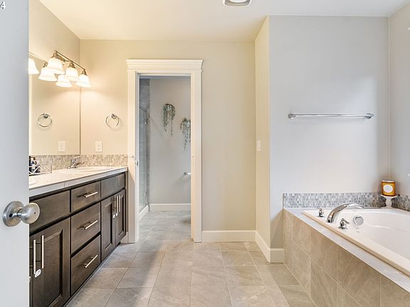 4th image of 10002 NE 34th Pl