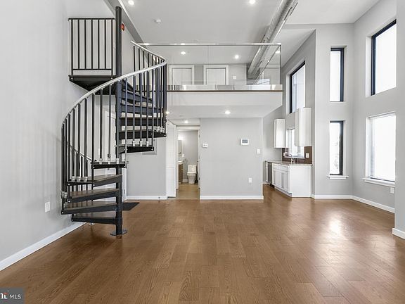 2nd image of 1142 Crease St #2R