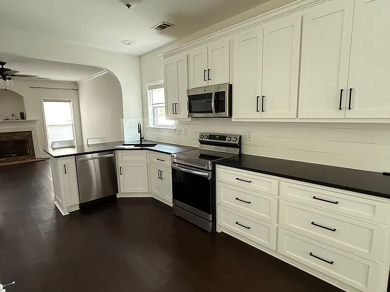 Custom cabinets w granite countertops