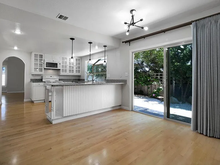 976 Pizarro Ln — Photo 6