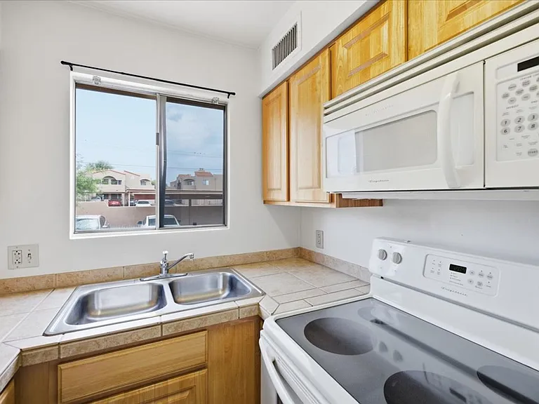 1810 E Blacklidge Dr #818 — Photo 11