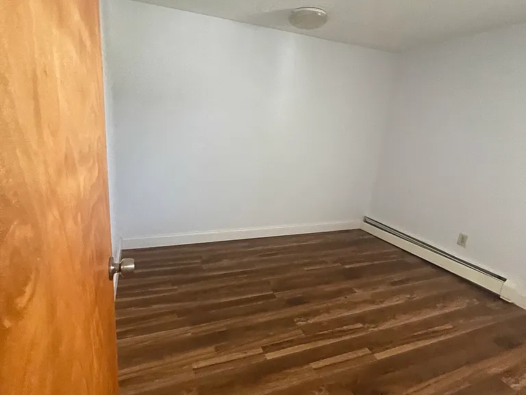 532 Warren St E — Photo 20