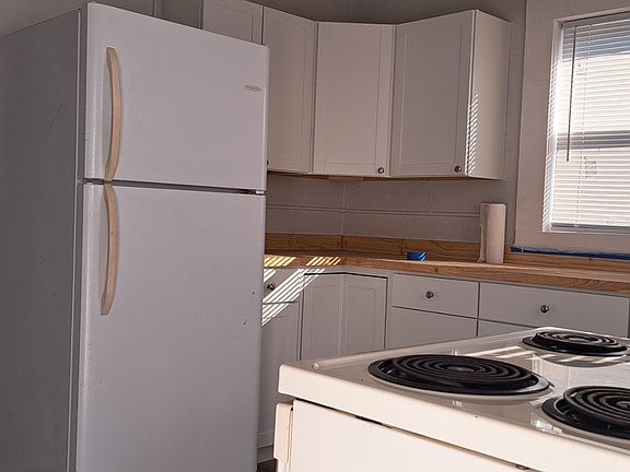 2nd image of 305 Pearl St