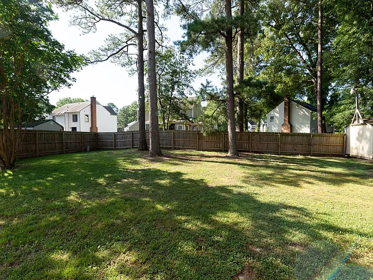 4329 Deertrail Dr N — Photo 32