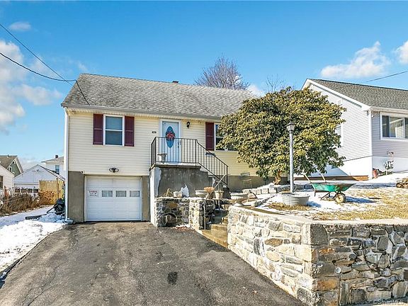 2nd image of 479 Ezra St