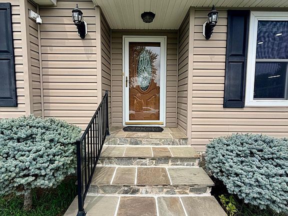 5th image of 504 Hitt Ct