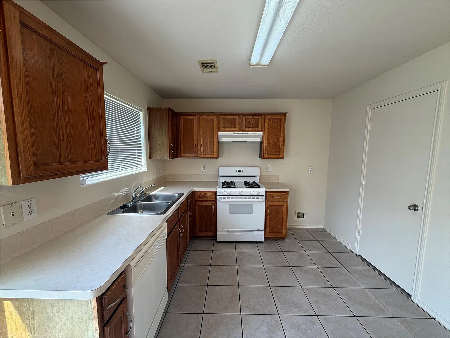 3 bed, 1218 sqft, $1,750 — Photo 4