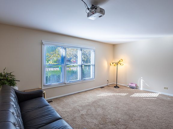 5th image of 331 E Fox Hill Dr