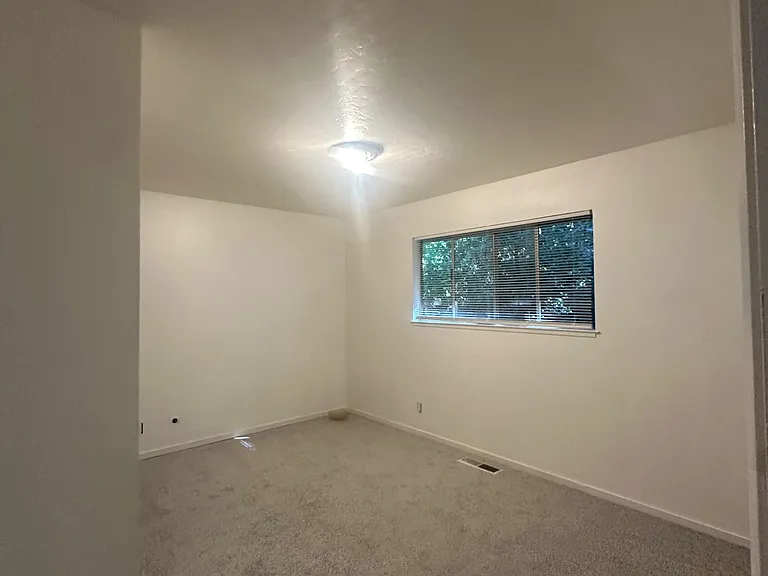 235 Meadow Dr — Photo 5