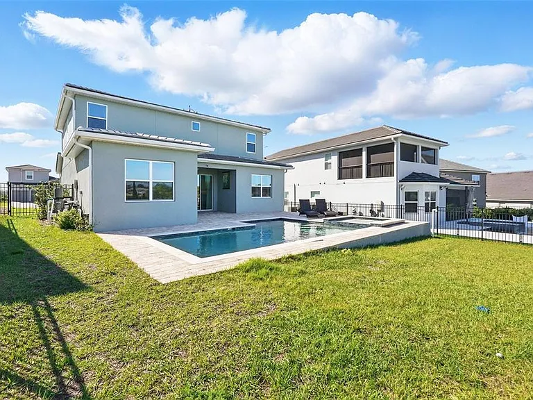 16008 Volterra Point — Photo 43