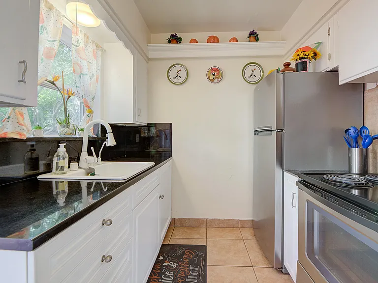 1136 NE 17th Way — Photo 7