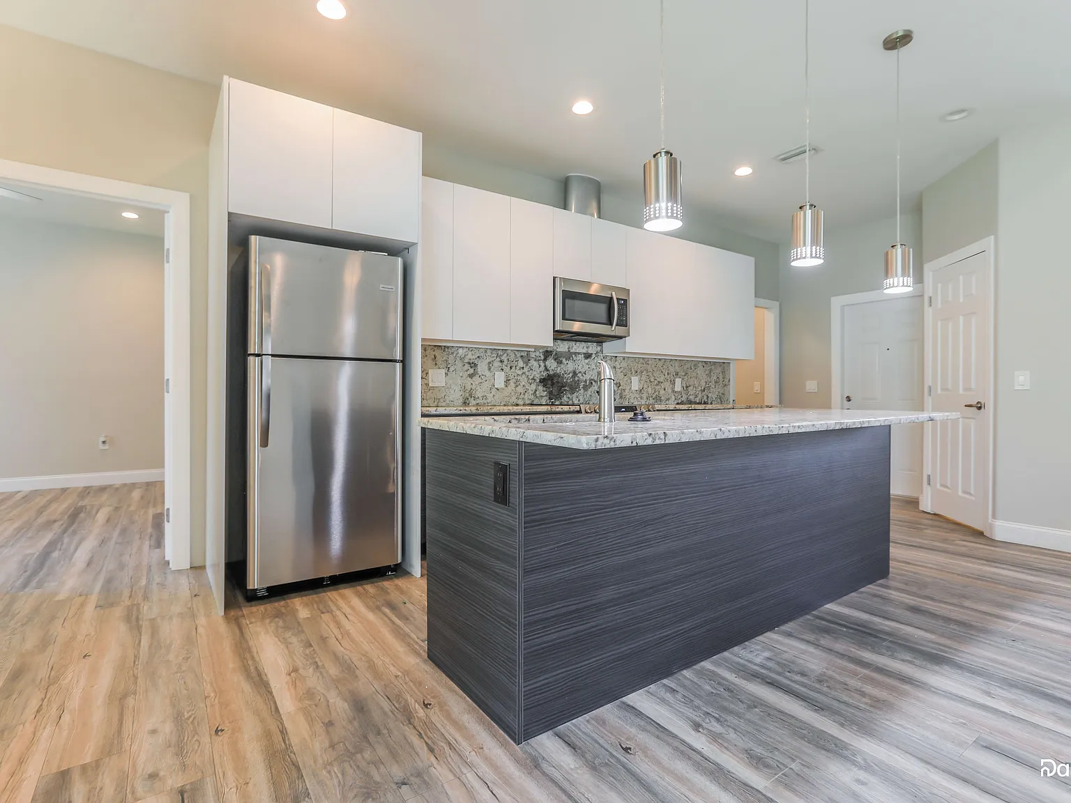 3 bed, 2.0 bath, 1577 sqft, $1,820 — Photo 3