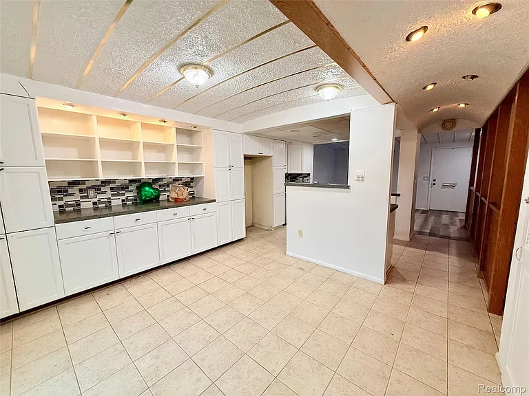 29105 Yorkshire Ln — Photo 9