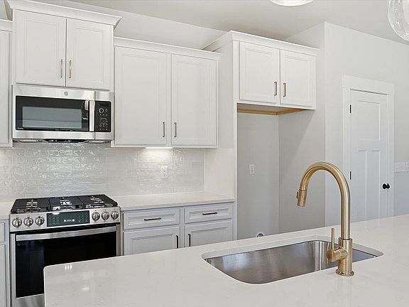 4th image of 122 Mossend St