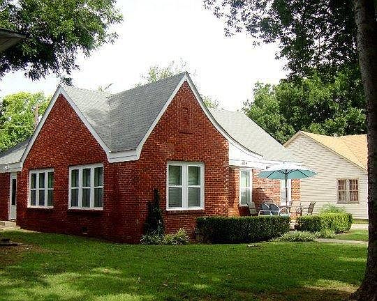 2nd image of 834 College Ave