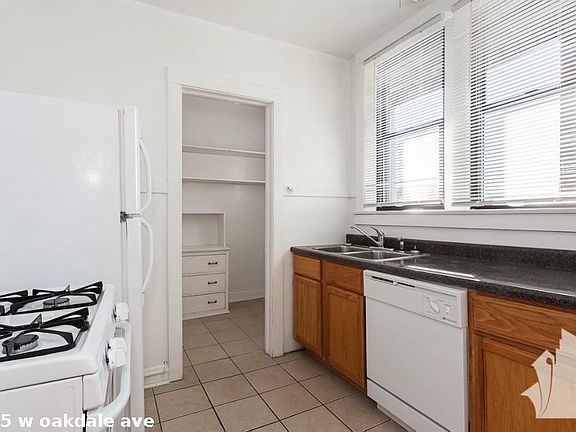 3rd image of 1115 W Oakdale Ave #426
