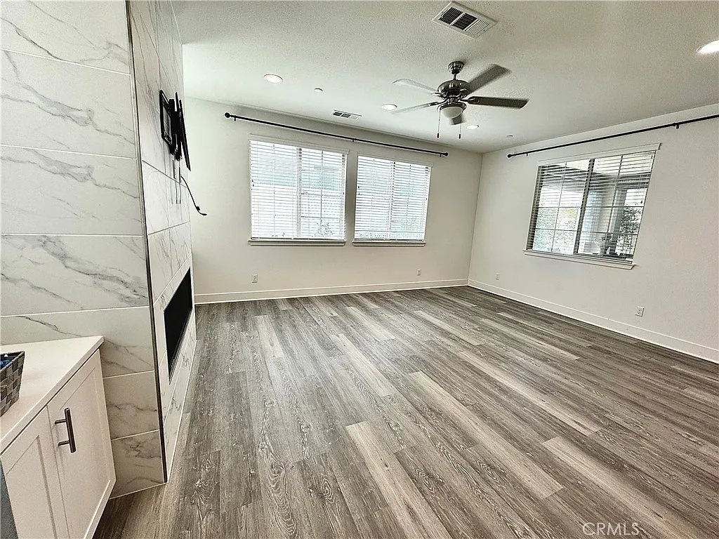 5 bed, 4.5 bath, 2735 sqft, $5,400 — Photo 4