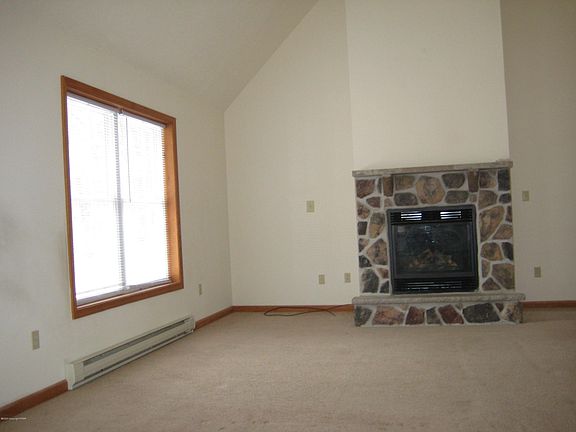 4th image of 89 N Shore Dr