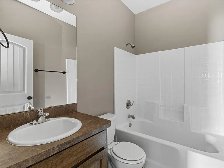 101 W Capps St #C — Photo 6