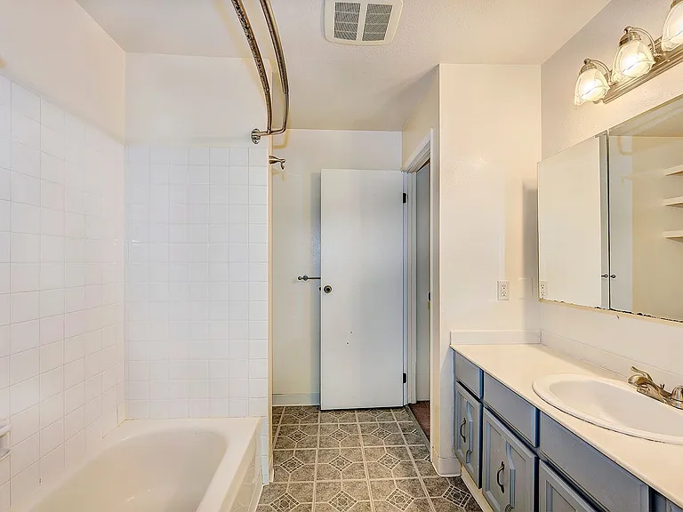 22715 Lakeview Dr #J2 — Photo 11