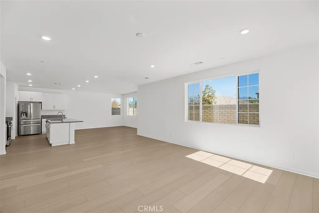 4 bed, 3.5 bath, 3164 sqft, $3,395 — Photo 2