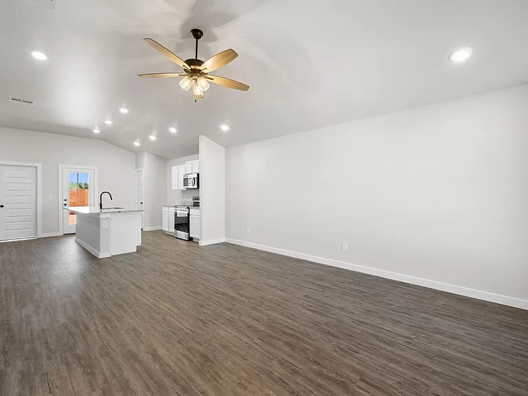 2123 Langford Ave — Photo 3