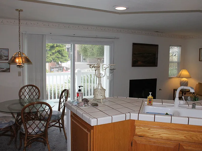 140 Cypress Ave — Photo 7