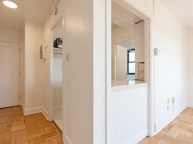 Comfortable Urban Living in a Classic Brick Building Near UW & Light Rail — Photo 10