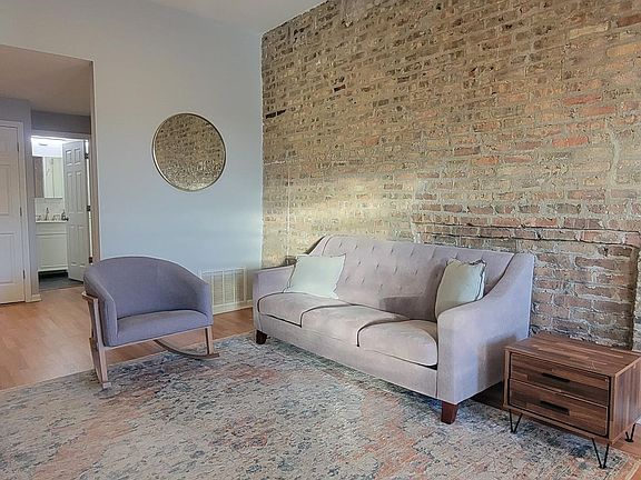 4th image of 701 N Milwaukee Ave