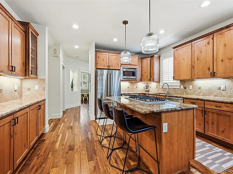 803 S Clarkson St — Photo 4