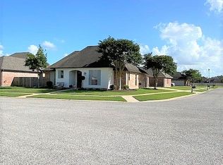 201 Meadow Lake Dr, Youngsville, LA 70592