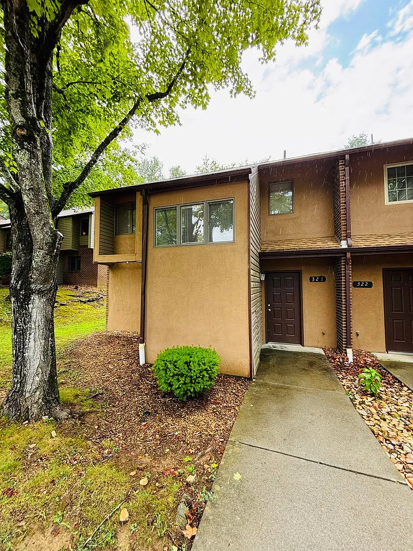 3 Bedroom 2.5 Bath Townhouse — Photo 2