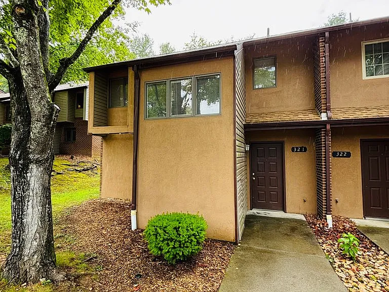 321 Shenandoah Cir — Photo 2