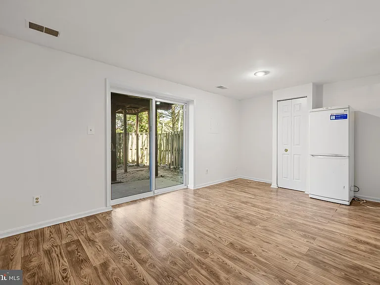 1095 Travis Ln — Photo 13