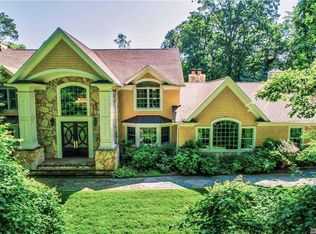 32 Woodvale Dr, Laurel Hollow, NY 11791