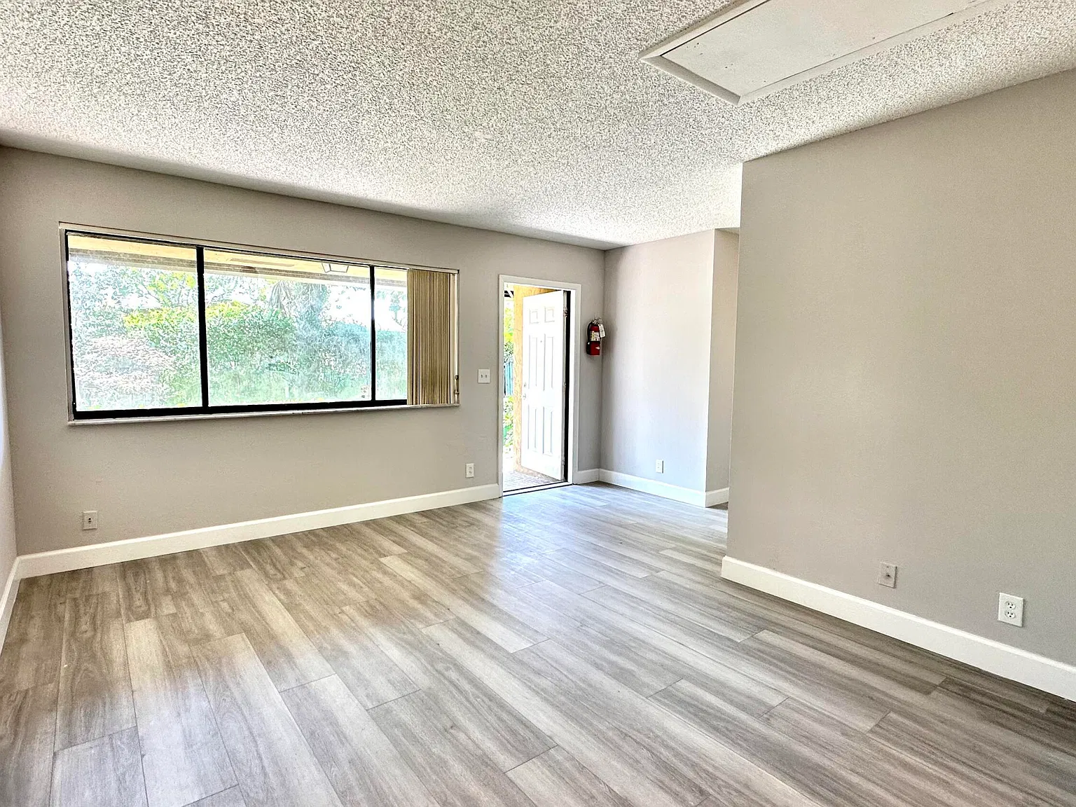 2 bed, 2.0 bath, 900 sqft, $2,100 — Photo 2