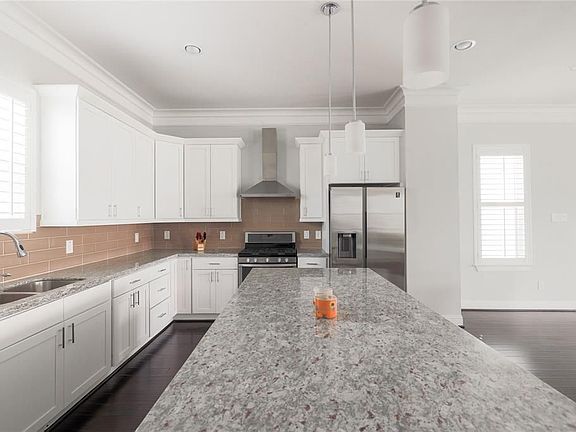 3rd image of 2528 Hutchins St