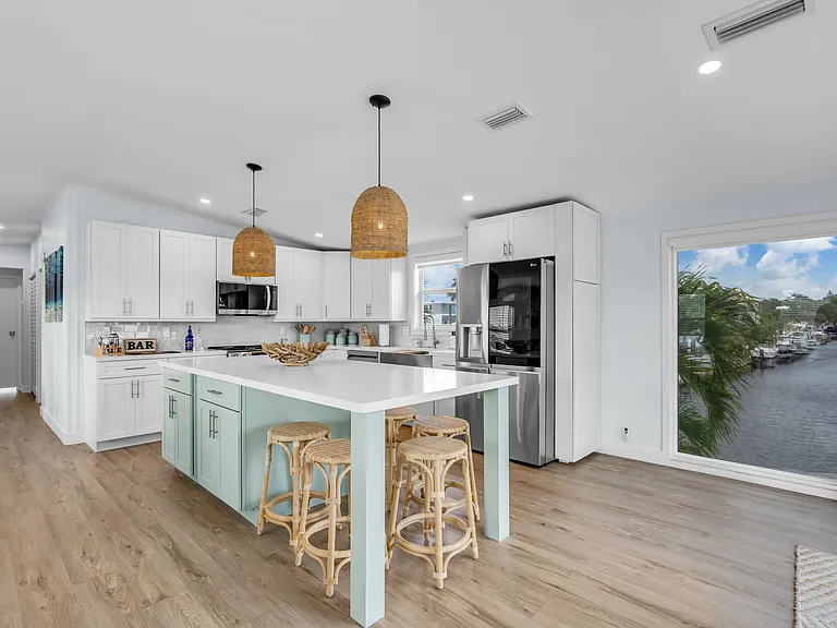 209 W 1st Ct — Photo 5