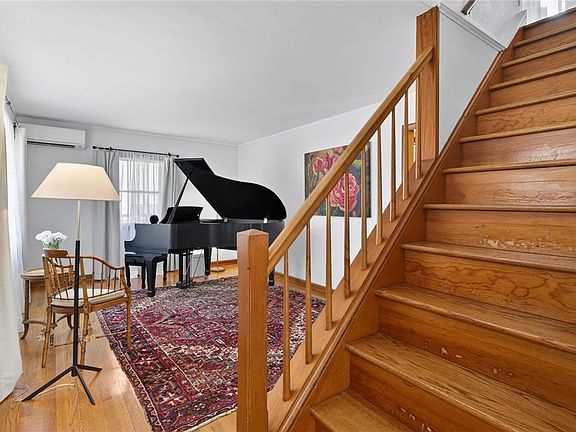 3rd image of 107 Franklin St