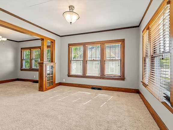 3rd image of 1115 W 1st St