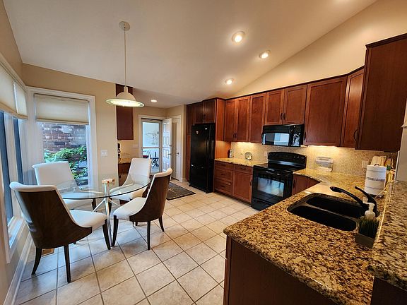 4th image of 221 Harbor Dr