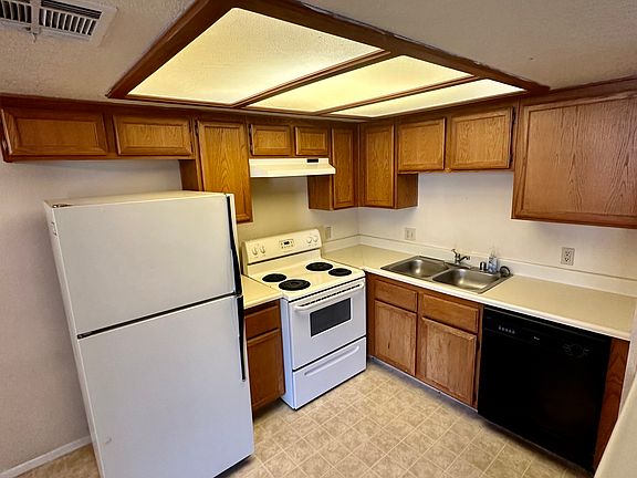 #GuardianRealty 909 Red Boulder Dr #201 2 bedroom condo rental kitchen 2_12172024